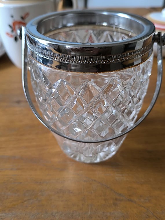 Ice bucket in glass or cut crystal and stainless steel with round facets and diamonds decoration
