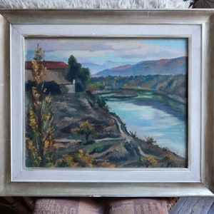 R. SORREL huile sur toile marouflée sur carton "Paysage de montagne rivière et ferme" encadrée