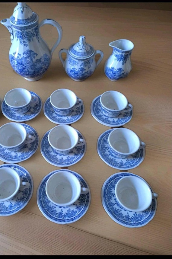 Lunéville coffee service, English pattern, country decor, circa 1950/1970, nine cups and saucers, coffee pot, sugar bowl, creamer, French tableware