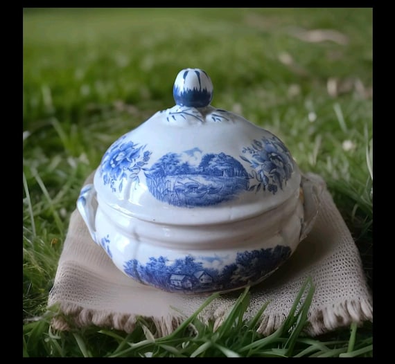 Sarreguemines Romantic blue model soup tureen with English lake decor 1920/1950