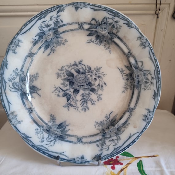 Sarreguemines large round earthenware dish, Cérès model, blue flower decoration, French earthenware