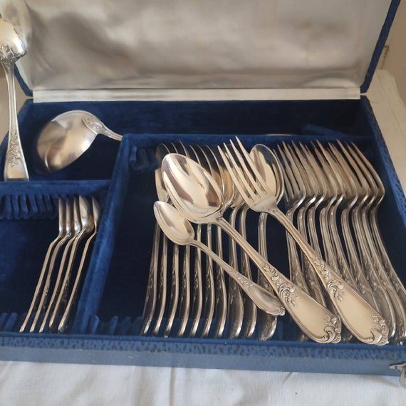 Part of a silver-plated cutlery set, 29 pieces, OE hallmark and Ercuis, Fontenoy model, in a French goldsmith's case