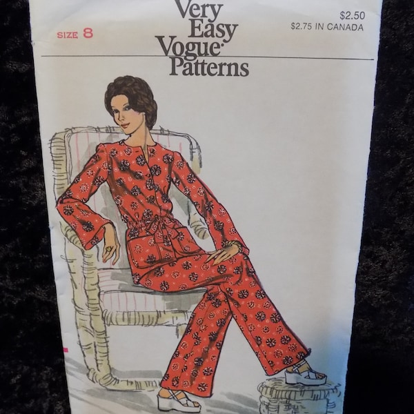 Vintage 1970s Vogue Pattern #8853 - Misses' Top and Pants - Tunique Top with Jewel Neckline - Bell Sleeves - Straight-Legged Pants - Taille 8