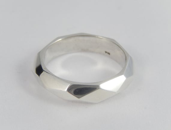 NUT fine stacking ring Sterling silver facetted.