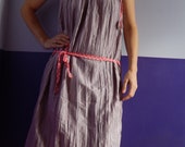 robe à bretelles en tissu froissé chatoyant