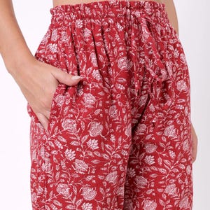 baumwollrote Hose, Handblockdruck, Blumenmuster-Pyjama für Frauen, Boho-Hippie-Hose, Frauen tragen bequeme Hosen in Einheitsgröße