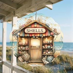 Peut inclure: Panneau décoratif en bois rond représentant une boutique de coquillages en bord de mer. Le panneau a un bord festonné et une boutique en bois avec le mot "SHELLS" sur l'enseigne. La boutique est remplie de divers coquillages et est suspendue à un crochet en métal.