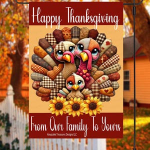 Puede incluir: Bandera de jardín de Acción de Gracias con una familia de pavos de dibujos animados con ojos grandes y plumas de retazos coloridos. La bandera tiene el texto "Happy Thanksgiving" y "From Our Family To Yours" en escritura blanca, con girasoles en la parte inferior.