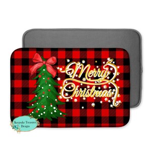 Könnte beinhalten: Ein rotes und schwarzes Küchenhandtuch im Buffalo-Karomuster mit einem grünen Weihnachtsbaum und einer roten Schleife. Der Text "Merry Christmas" ist in goldener Kursivschrift mit goldenen Sternen geschrieben.