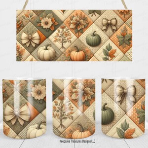 Puede incluir: Tazas de café de cerámica blanca y un letrero decorativo de madera con un diseño temático de otoño. El diseño incluye calabazas, lazos, flores y hojas en tonos naranja, verde y crema, creando una estética otoñal acogedora.
