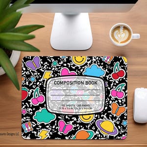 Pu&ograve; includere: Un tappetino per mouse rettangolare con sfondo nero e grafica a cartoni animati colorati, tra cui farfalle, ciliegie e faccine sorridenti. Al centro presenta un design di quaderno con la scritta "COMPOSITION BOOK". Misura 24,76 x 19,0 cm.