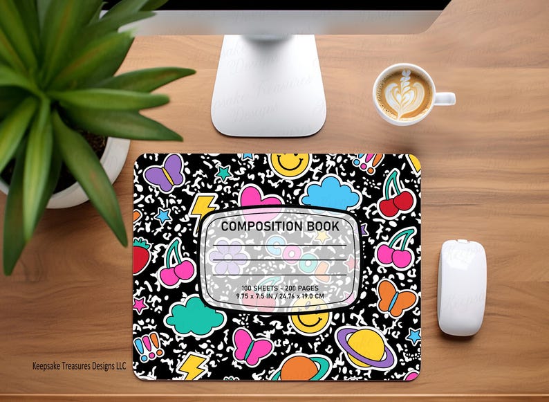 Pu&ograve; includere: Un tappetino per mouse rettangolare con sfondo nero e grafica a cartoni animati colorati, tra cui farfalle, ciliegie e faccine sorridenti. Al centro presenta un design di quaderno con la scritta "COMPOSITION BOOK". Misura 24,76 x 19,0 cm.