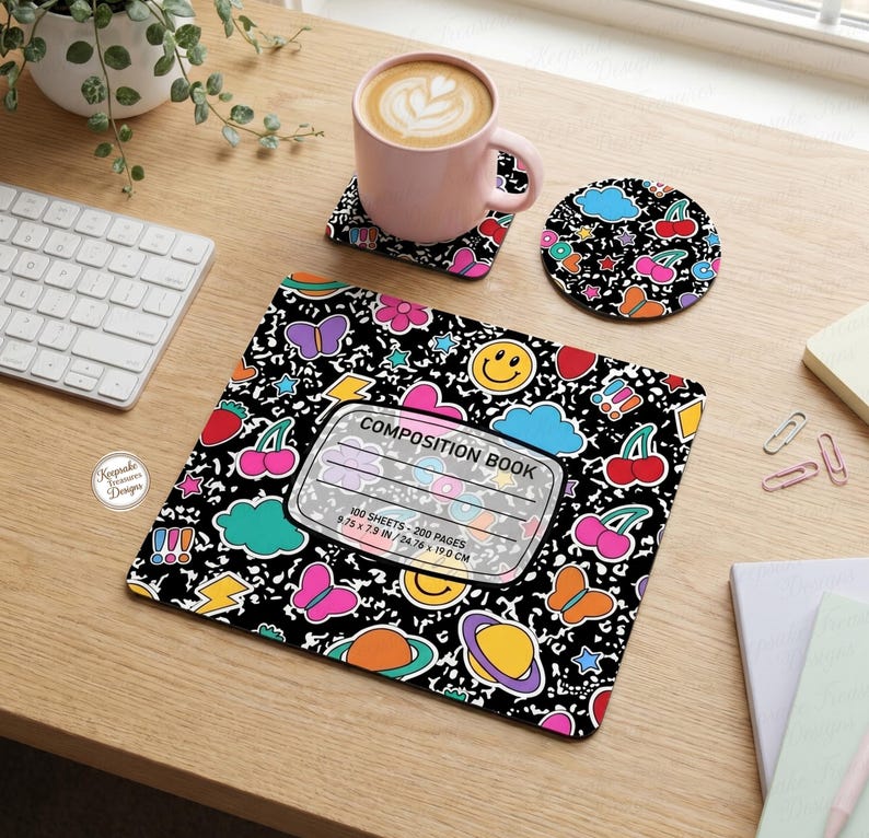 Pu&ograve; includere: Un set di quaderno, sottobicchiere e tazza con sfondo nero e grafica a cartoni animati colorati. Il quaderno misura 24,76 x 19,0 cm. Il set include una tazza rosa con un latte e un sottobicchiere abbinato.