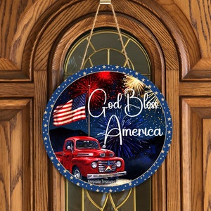 Insegna porta "Dio benedica l'America", PNG sublimazione, camion rosso d'epoca, allegato corona del 4 luglio, modello appendino porta, download digitale,