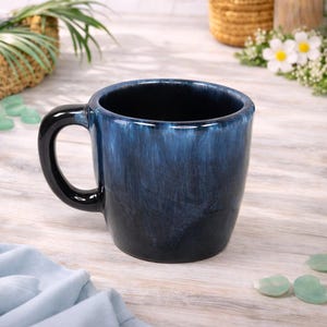 Klasyczny kubek do kawy z lat 70. z niebieskim szkliwem, w stylu Redware Clay Studio Pottery