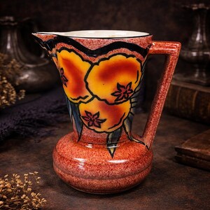 Puede incluir: Un juego de tres tazas de cerámica con un acabado mate moteado. Las tazas son en tonos crema, gris claro y gris oscuro. Cada taza tiene un diseño simple y minimalista y un asa redondeada.