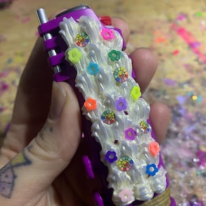 Rainbow smiley flower shimmer fake frosting purple hemp lighter sleeve