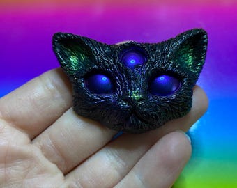 Blue and green three eyed resin cat keychain magnet
