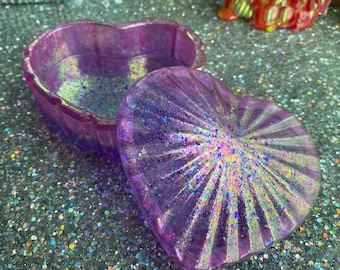Boîte à bijoux avec couvercle en résine coeur pailleté violet feu d'artifice