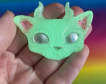 Glow in the dark horned resin cat keychain magnet