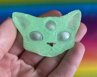 Glow in the dark three eyed resin cat keychain magnet