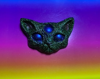 Green and blue three eyed resin cat keychain magnet