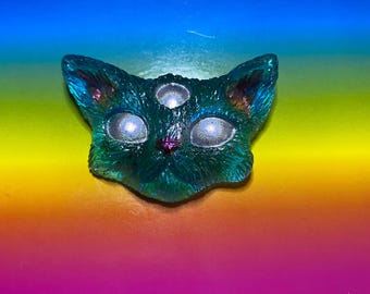 Bright blue three eyed resin cat keychain magnet
