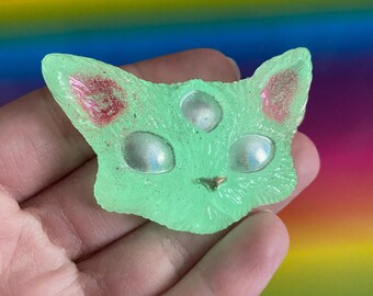 Glow in the dark three eyed resin cat keychain magnet
