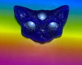 Ultramarine three eyed resin cat keychain magnet