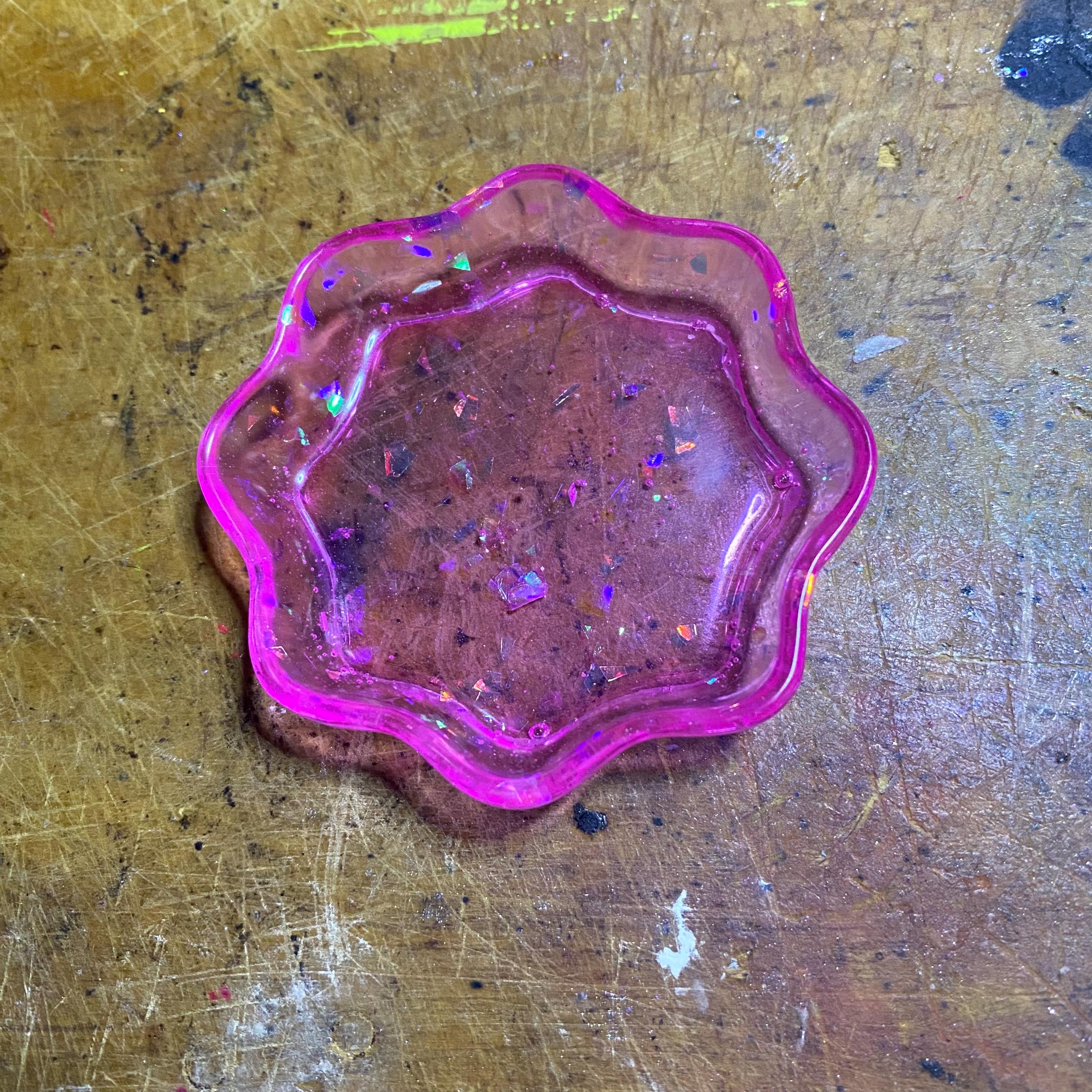 Neon pink glitter 1.0 wavy mini resin ashtray dish