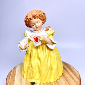 Very cute small figurine Maud Humphrey Bogart-Sealed with a Kiss H1316 1988