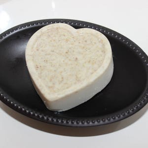 Jabón artesanal de avena, lavanda y árbol de té: vegano y sin crueldad animal.