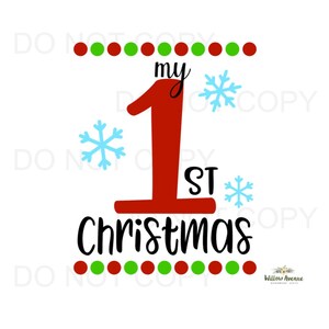 Peut inclure: Graphique rouge et noir avec le texte "my 1st Christmas" avec des flocons de neige et des points verts et rouges.