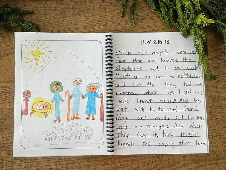 Op de afbeelding: Een handgetekend plaatje van de kerststal met een ster boven een stal. De illustratie wordt vergezeld door een handgeschreven passage uit de Bijbel, Lukas 2:15-18, die het bezoek van de herders aan het kindje Jezus beschrijft.