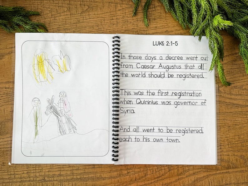 Op de afbeelding: Een handgeschreven pagina uit een kinderbijbel met een zwart-witte illustratie van een familie die op een ezel reist. De tekst luidt "Lukas 2:1-5 In die dagen ging er een bevel uit van keizer Augustus dat de hele wereld zich moest laten registreren. Dit was de eerste registratie die plaatsvond tijdens het bestuur van Quirinius in Syri&euml;. En iedereen ging om zich te laten registreren, ieder in zijn eigen stad."
