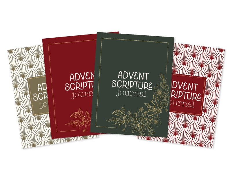 Op de afbeelding: Vier Advent-Schrift-journaalhoezen met verschillende patronen. De hoezen zijn rood, groen en wit met gouden accenten. De tekst op de hoezen luidt "Advent-Schrift-journaal".