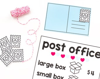 Op de afbeelding: Een printbare postkantoor-speelset met een ansichtkaart, postzegels en een doos. De set bevat de tekst "postkantoor", "grote doos", "kleine doos" en "€ 4".