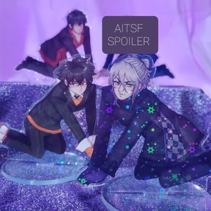 Puede incluir: Tres personajes de estilo anime en soportes de acrílico transparente. Los personajes están en posición de rodillas. El personaje de la izquierda lleva un atuendo negro y naranja. El personaje del centro lleva un atuendo negro y blanco con una bufanda blanca y tiene el pelo blanco. El personaje de la derecha lleva un traje negro y tiene el pelo negro. El texto "AITSf SPOILER" es visible en la imagen.
