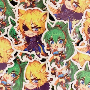 Może przedstawiać: Kolekcja naklejek w stylu anime przedstawiających postacie z dużymi oczami i stylizowanymi cechami. Naklejki przedstawiają postacie z żółtymi i zielonymi włosami, ubrane w szczegółowe stroje. Niektóre postacie mają uszy i skrzydła zwierząt.