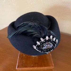 Vintage Womens Hat Black Wool Feather Cloche Fascinator image 2