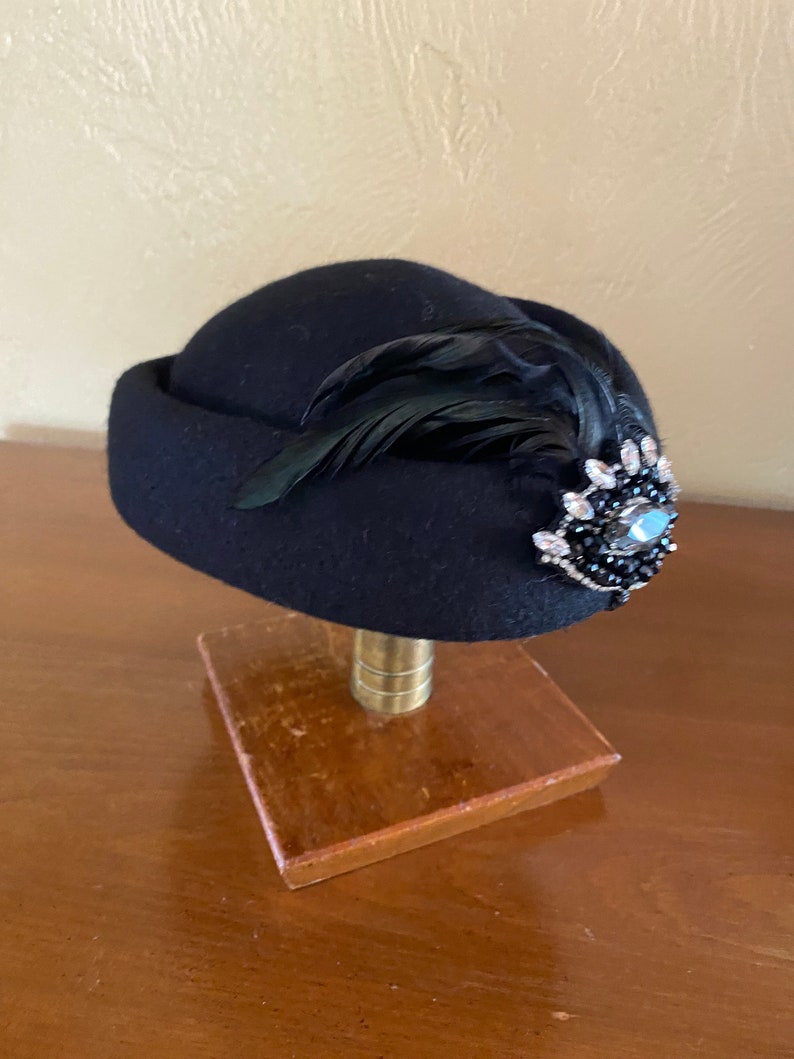 Vintage Womens Hat Black Wool Feather Cloche Fascinator image 3