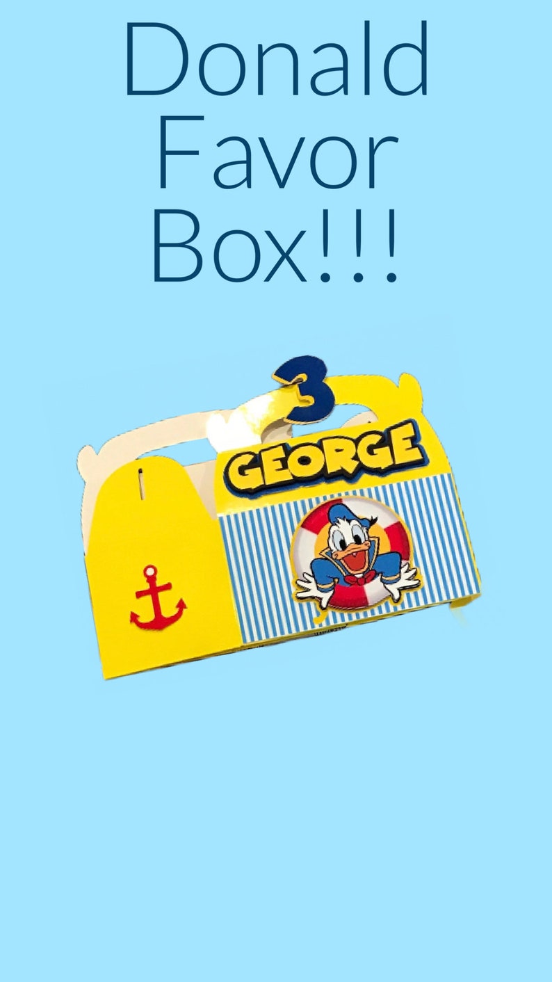 Pode incluir: Uma caixa de lembrancinhas amarela e azul com um personagem do Pato Donald, uma &acirc;ncora vermelha e o texto "GEORGE 3".