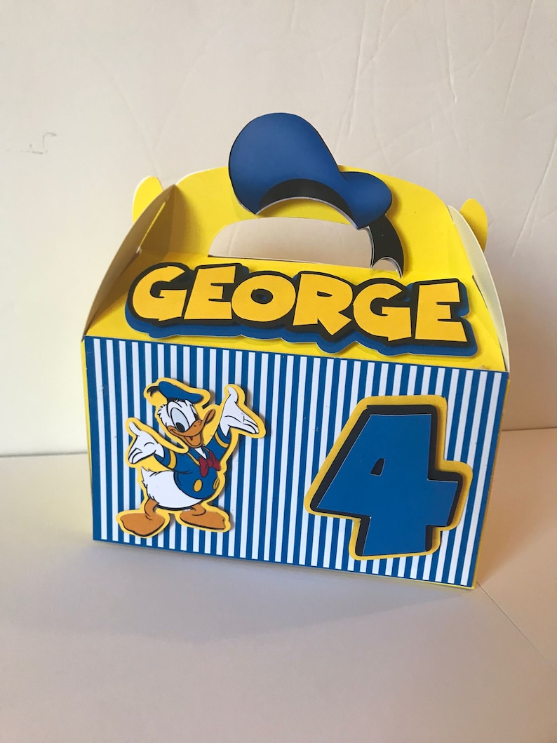 Pode incluir: Caixa de lembrancinha amarela e azul com um personagem do Pato Donald, o nome "GEORGE" e o n&uacute;mero "4" na frente.