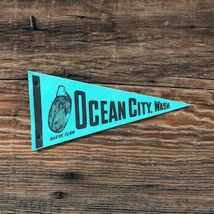 Ocean City Washington Pennant Vintage 7-1/2 Inch Teal Razor Clam Souvenir Pennant