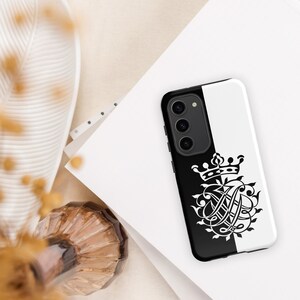 Puede incluir: Carcasa de teléfono negra y blanca con una corona y un diseño de monograma. La carcasa tiene un fondo negro en el lado izquierdo y un fondo blanco en el lado derecho.