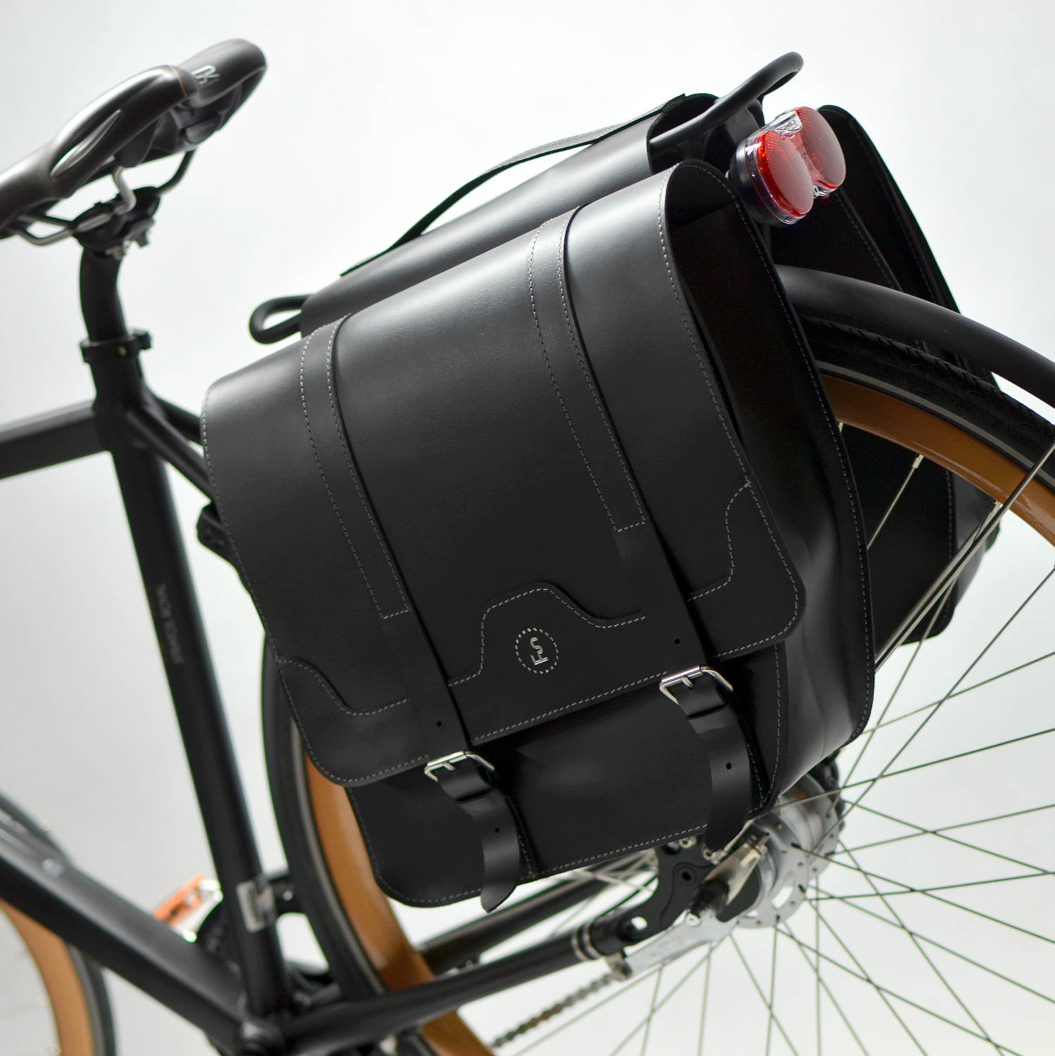 CLASSIC RIDE Leather bicycle panniers, gifts for cyclists, water-repellent leather, hand-crafted