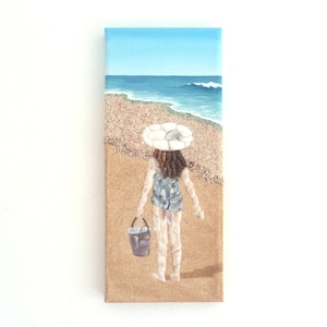 Chica jugando en la playa en Seashell Mosaic Wall Art, 3D Beach Scene Collage, Girl on Beach Painting, Beach House Decor, Natural Wall Art