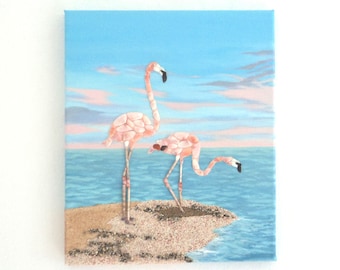 Flamants roses sur la plage en mosaïque de coquillages, peinture 3D flamants roses, art flamants roses, flamants roses sur sable rose, art flamant rose coquillage