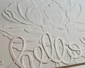 Hallo - Witte handgemaakte wenskaart met reliëfbloem