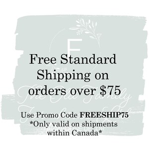 K&ouml;nnte beinhalten: Grafik mit Text auf hellblauem Hintergrund. Der Text lautet "Kostenloser Standardversand bei Bestellungen &uuml;ber 75$". Darunter steht "Verwenden Sie den Promo-Code FREESHIP75".